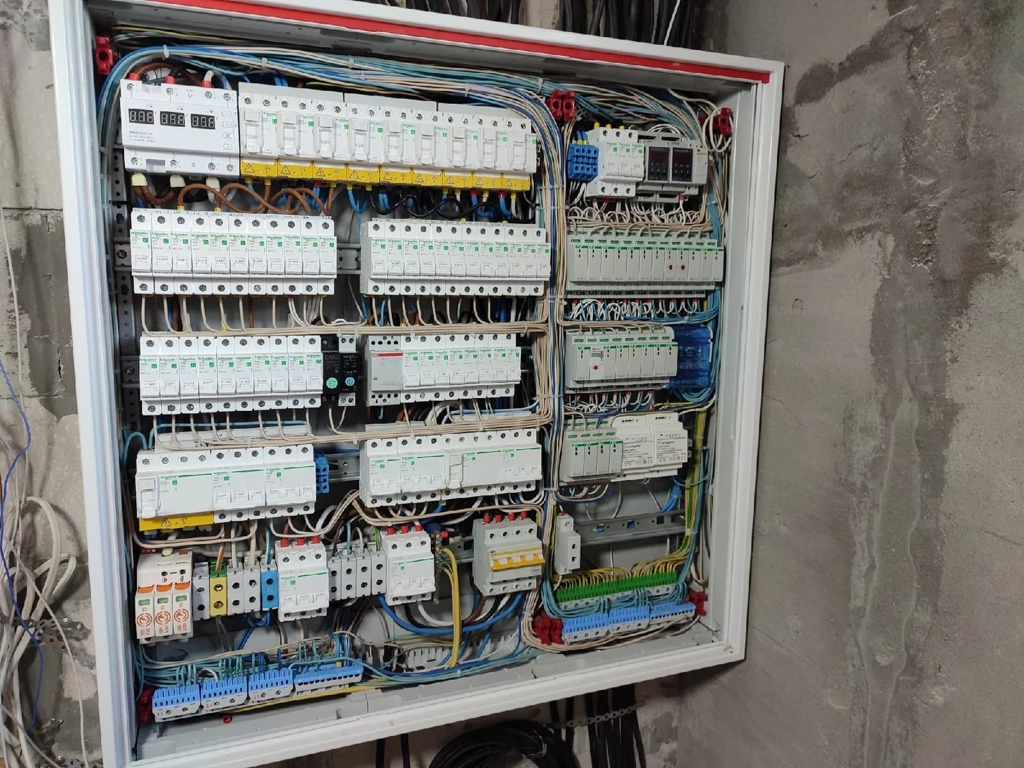 montazh elektriki leningradskaya oblast